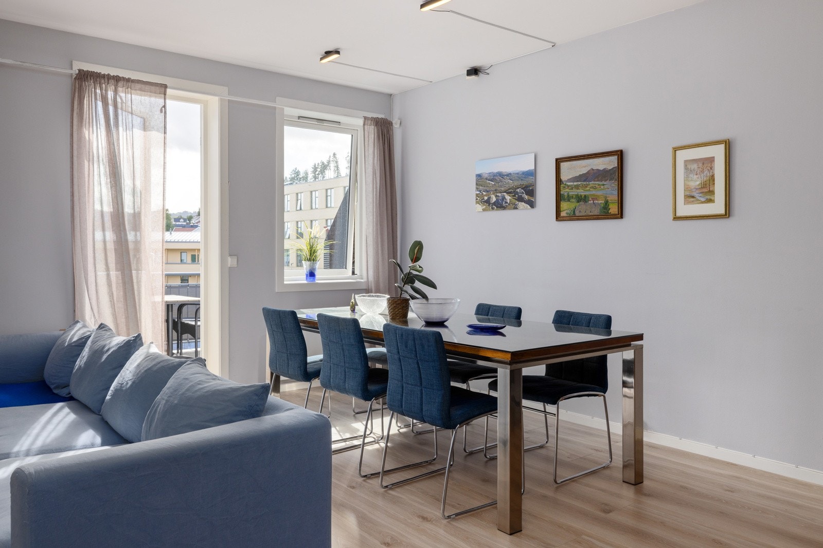 I tillegg er det plass til spisebord med stoler. Galleribilde