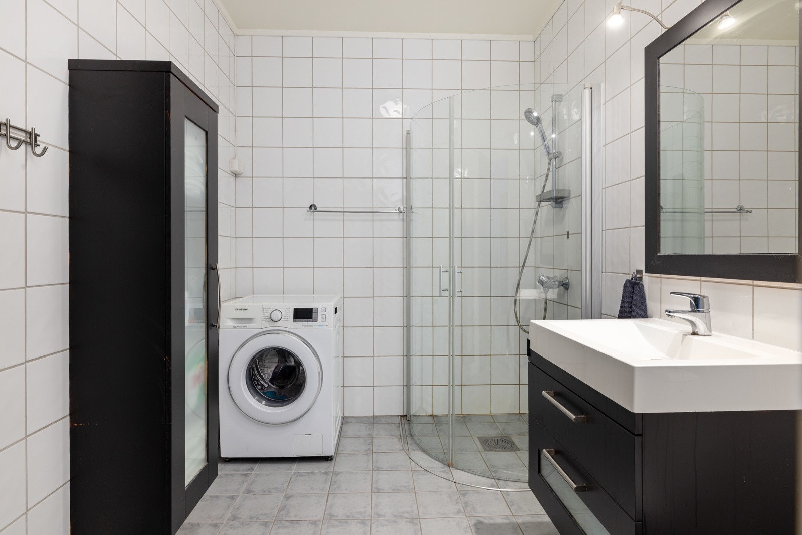 Flislagt bad med dusjhjørne, opplegg for vaskemaskin og varmekabler i gulvet. Galleribilde