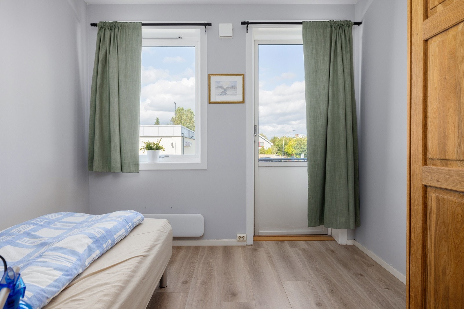 Fra soverom nr 2 er det utgang til balkong mot nord. Galleribilde