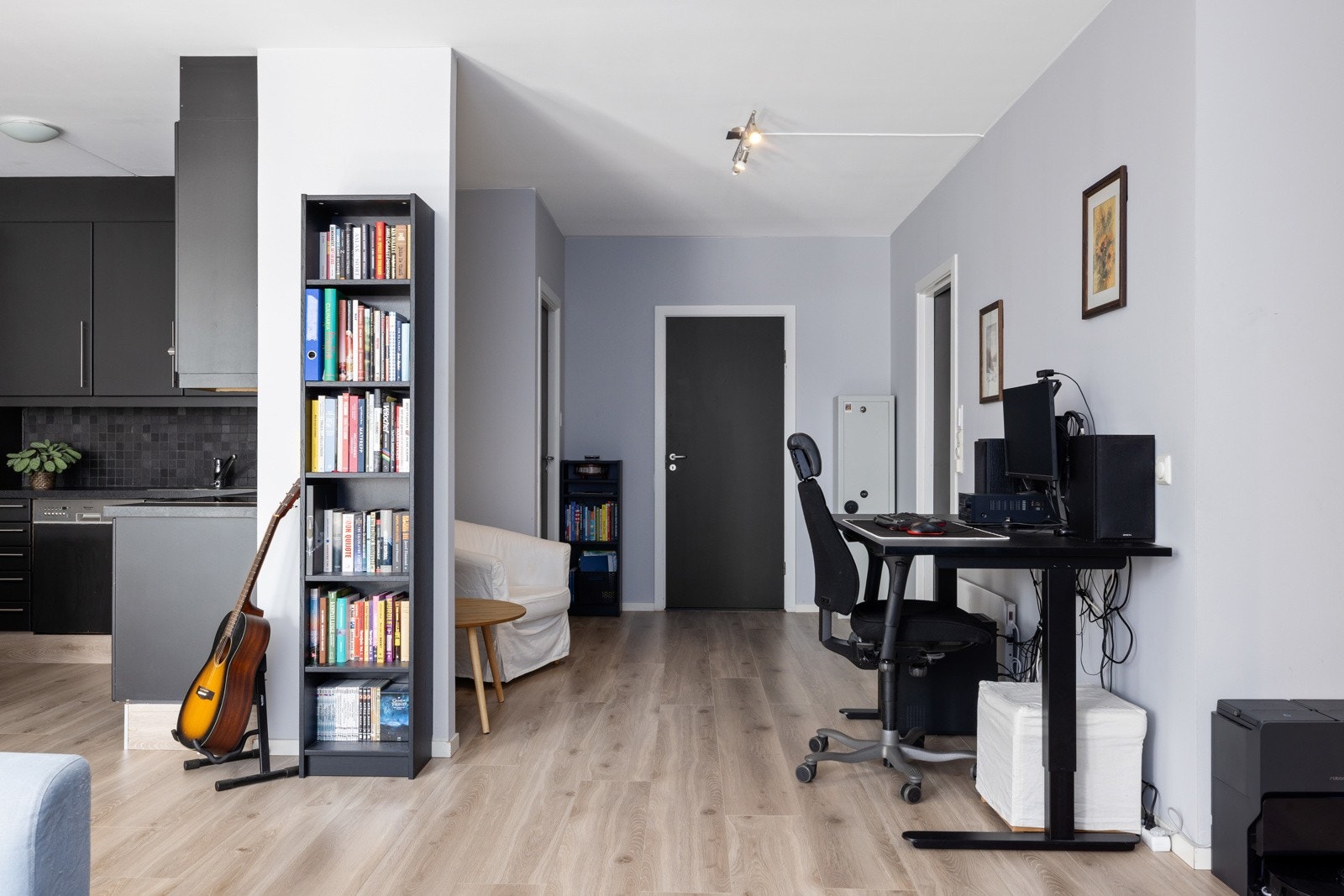 Gang med kontorplass. Galleribilde