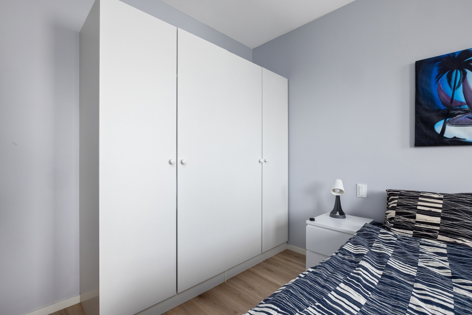 Hovedsoverom med god plass til dobbeltseng og klesskap. Galleribilde