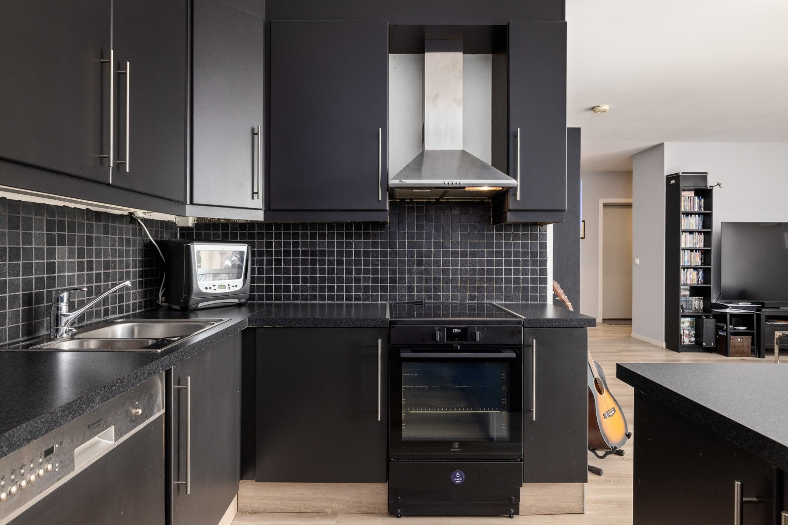 Integrert kjøleskap. Plass for komfyr og oppvaskmaskin. Galleribilde