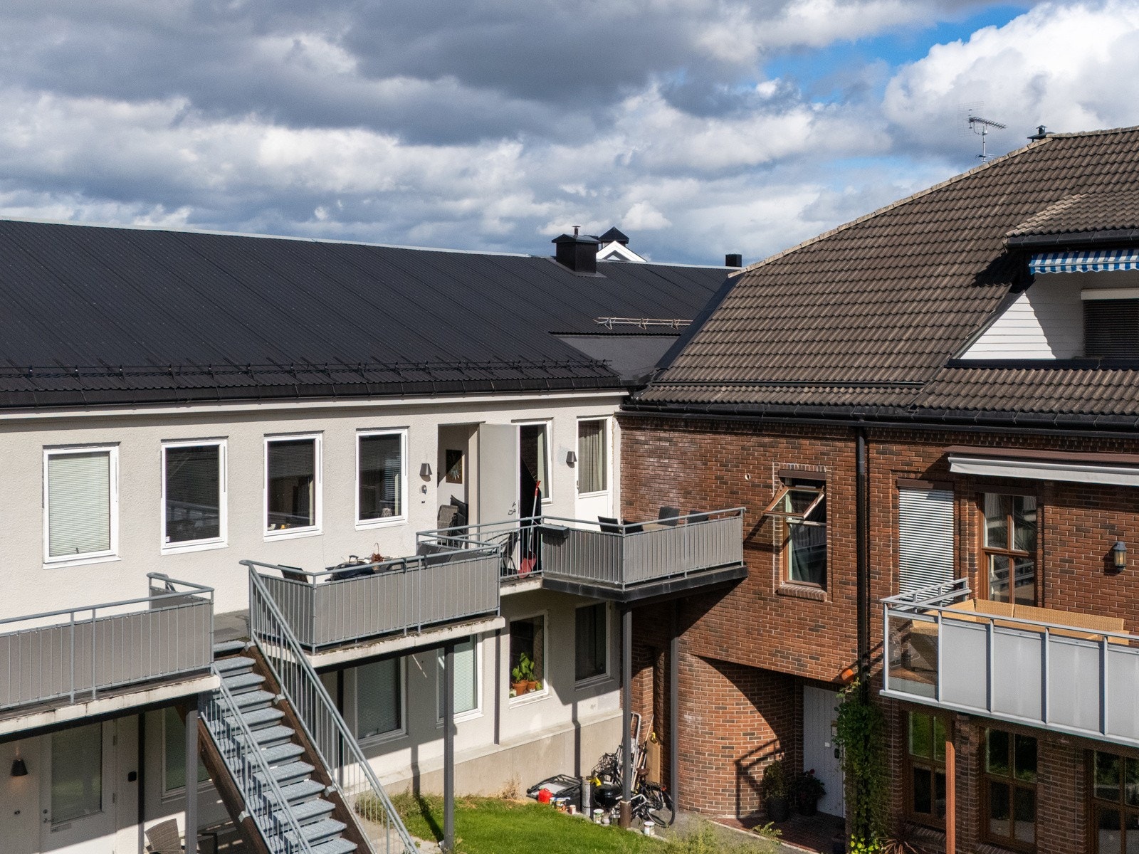 Her har vi for salg en innbydende leilighet beliggende i 2. etasje med smart planløsning, lyse overflater og gode kvaliteter. Galleribilde