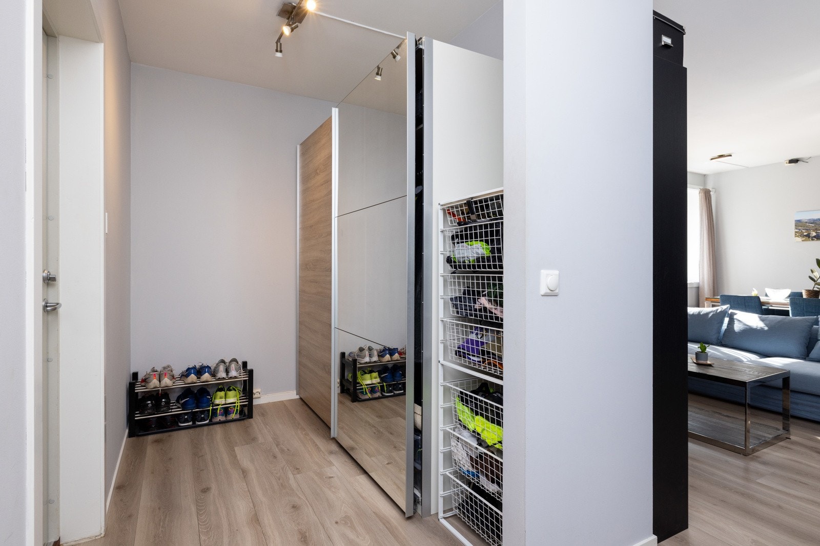 Entre med god plass til oppbevaring av klær og sko. Galleribilde