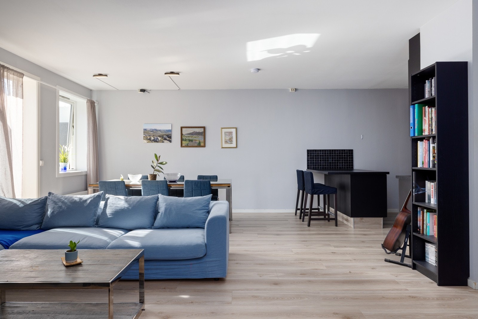 Stuen er romslig og sosial med åpen løsning mot kjøkkenet. Galleribilde