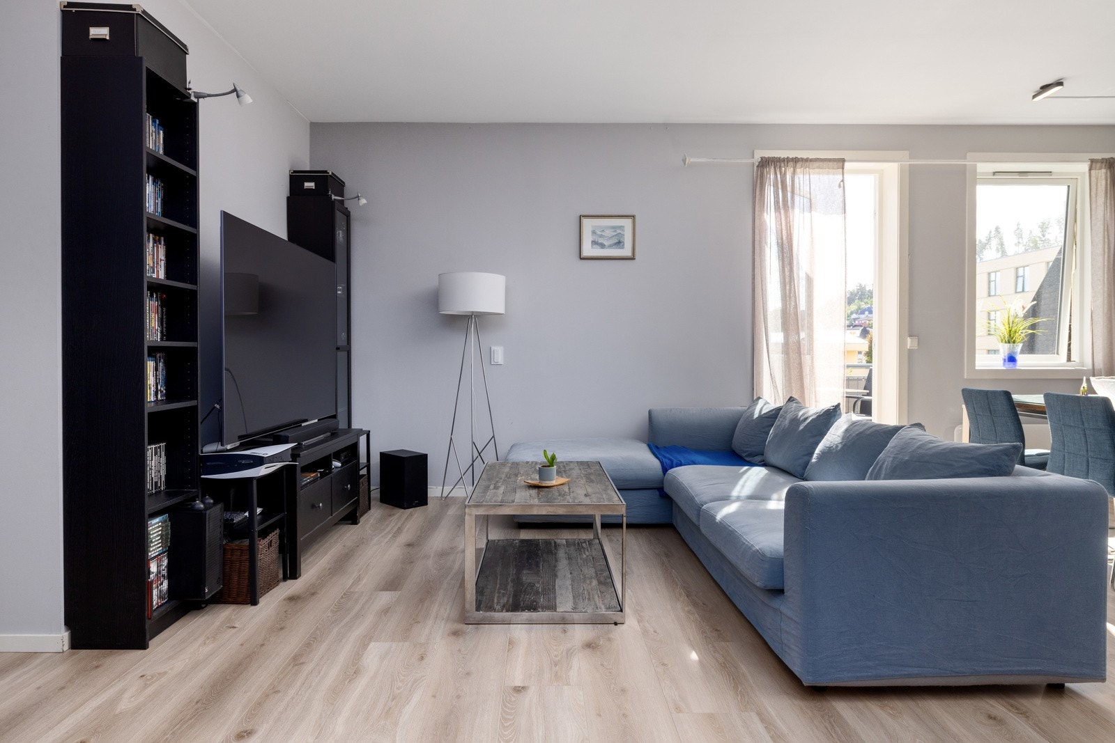 Fra stue/kjøkken er det utgang til balkong mot sør. Galleribilde