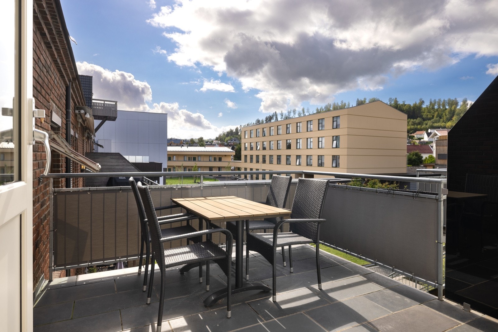 Solrik balkong mot sør som vender mot bakgården. Galleribilde