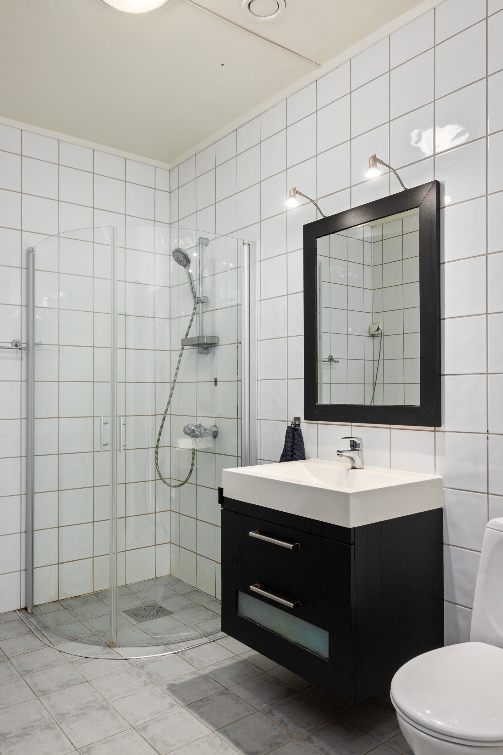 Praktisk baderomsinnredning med speil og belysning. Galleribilde