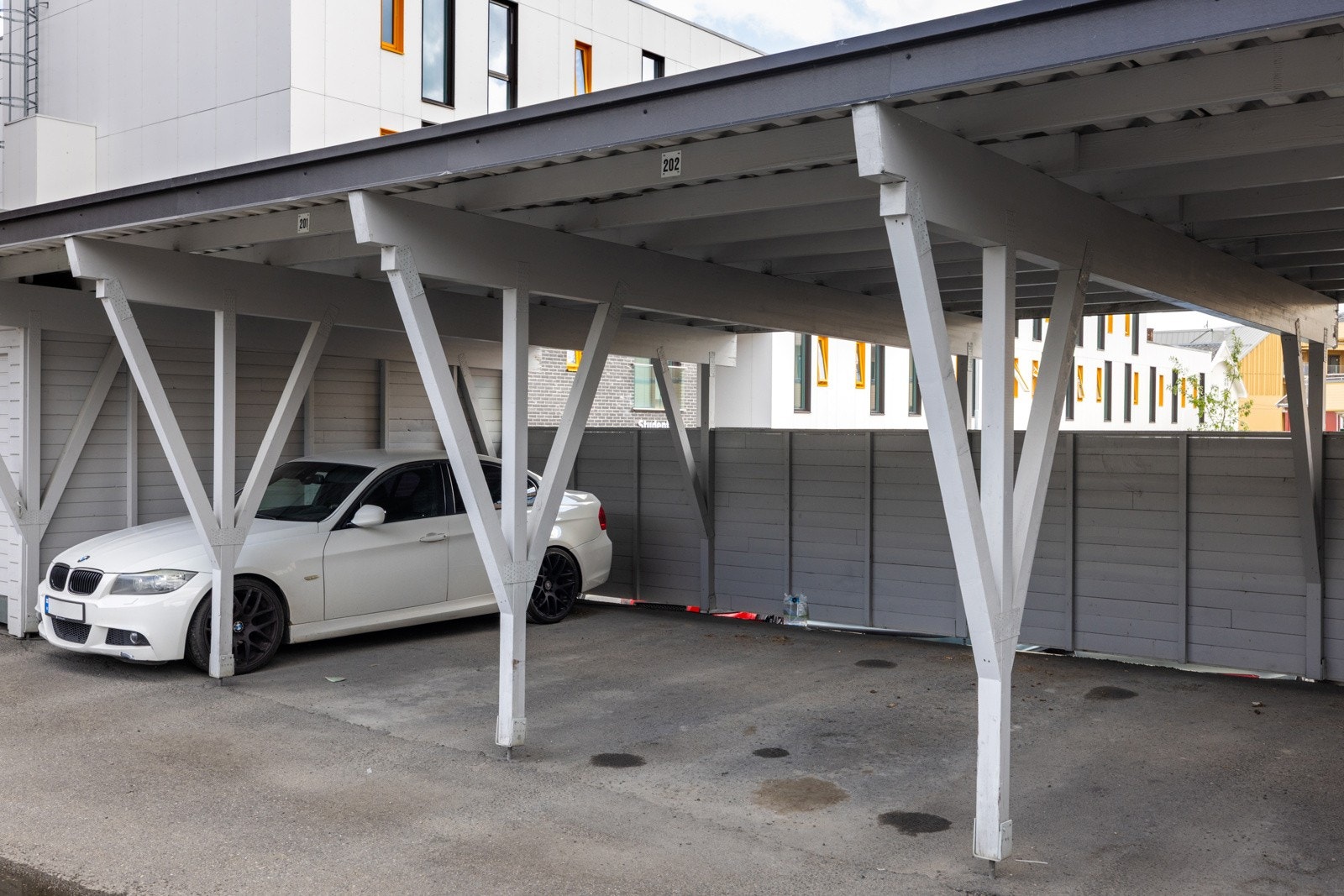 En biloppstillingsplass i felles carportanlegg. Galleribilde