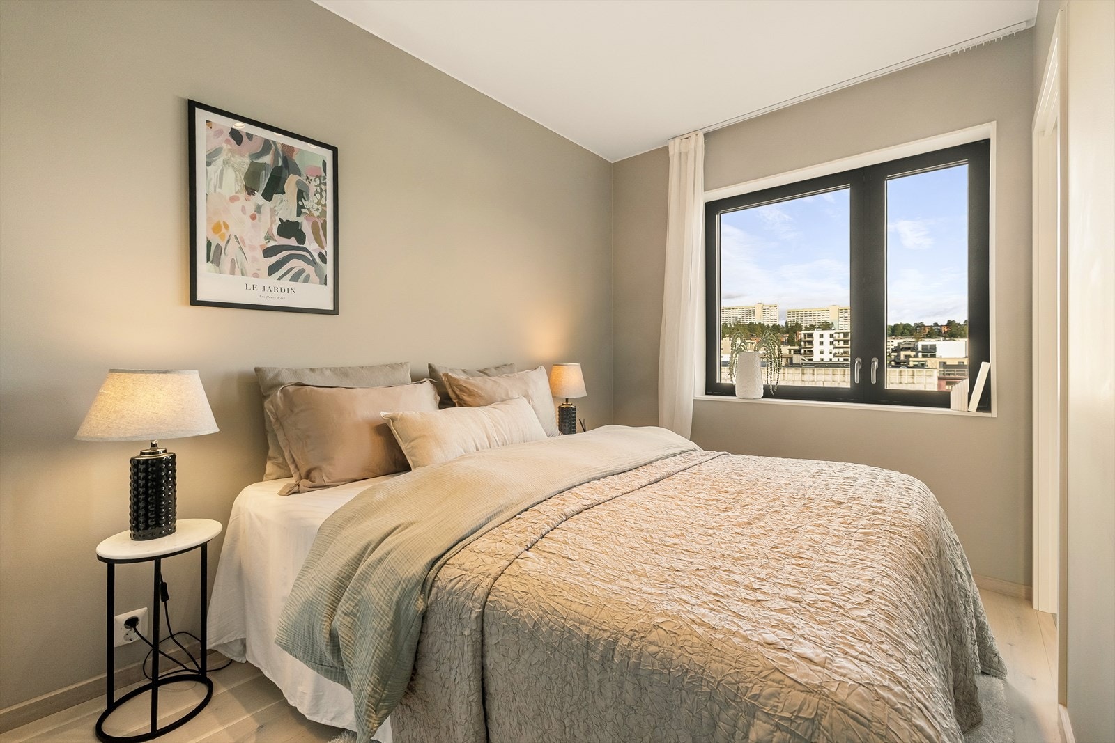 Romslig soverom med plass til dobbeltseng og nattbord. Galleribilde