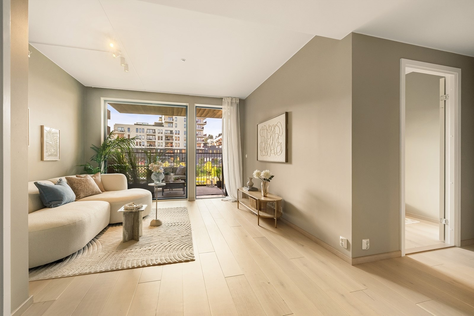 Hyggelig stue med store vindusflater som gir rikelig med naturlig lys og en luftig romfølelse. Galleribilde