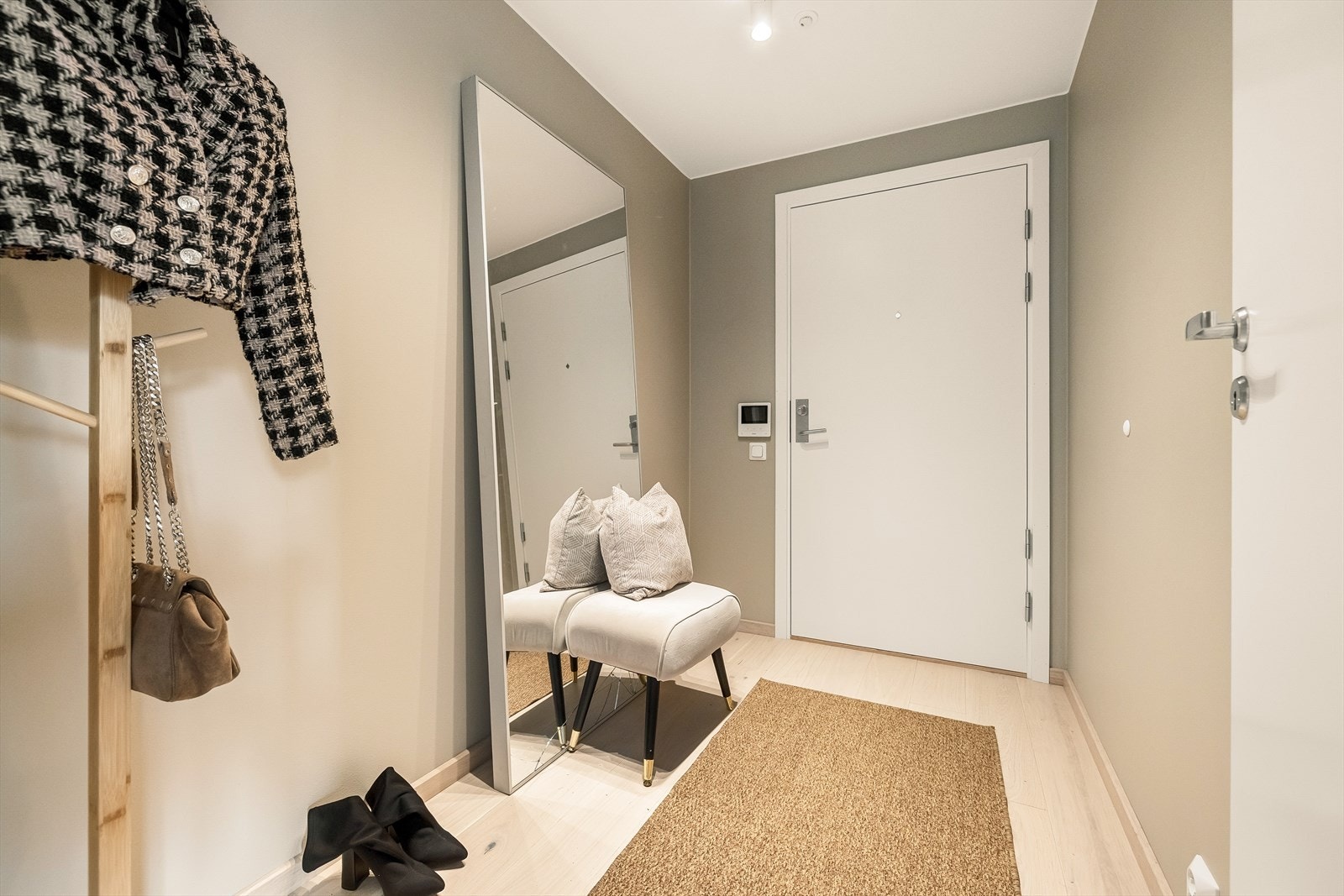 Hyggelig og innbydende entré som gir rom for skoskap eller garderobeskap. Galleribilde