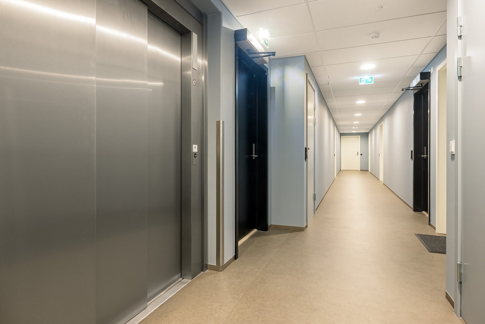 Heisadkomst opp til leilighetsplan. Sportsbod nr 142 i kjeller er inkl. Ca. 8 kvm. Galleribilde