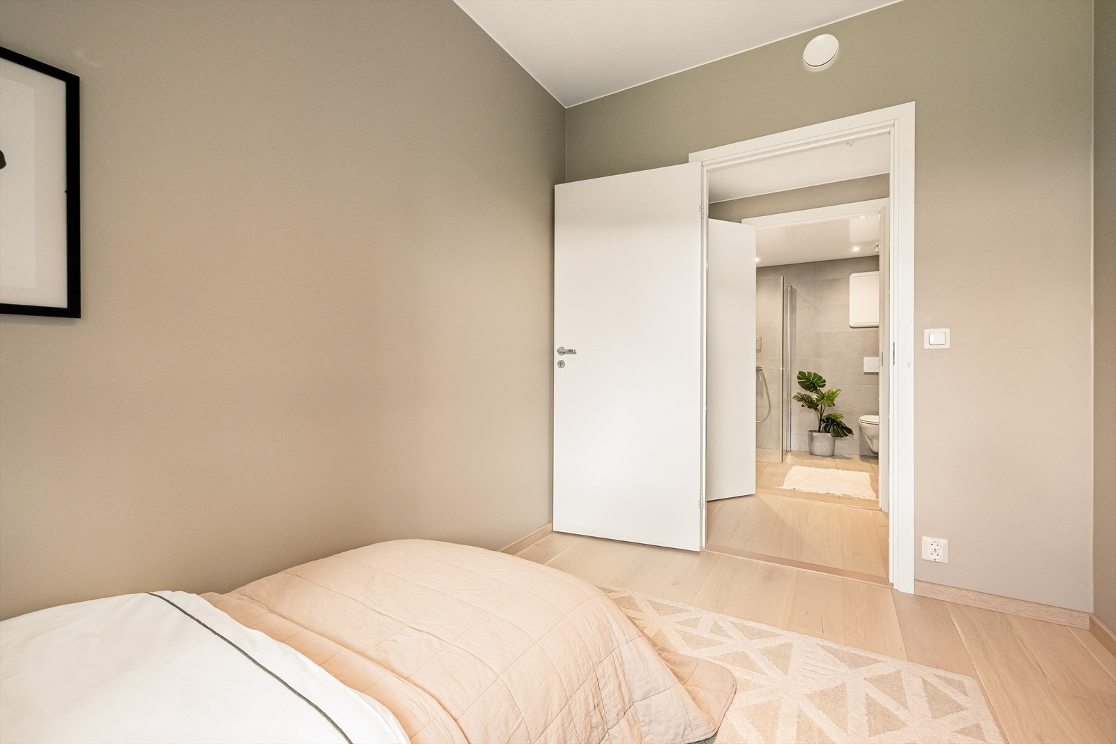 Romslig soverom med plass til dobbeltseng. Det er i tilknytning bad og stue. Galleribilde