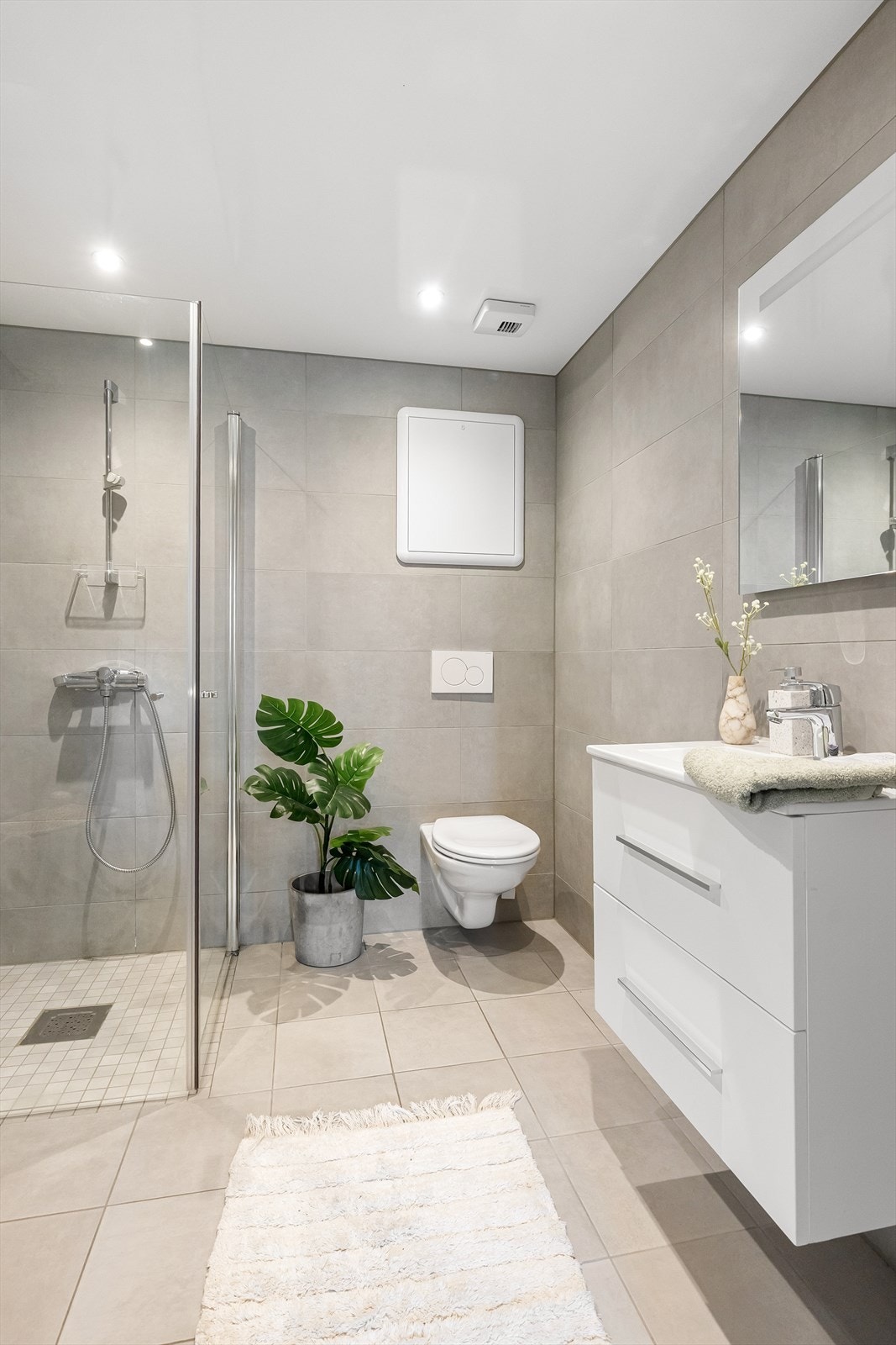 Tidsriktig fliser og vegghengt servantskap og speil. Galleribilde