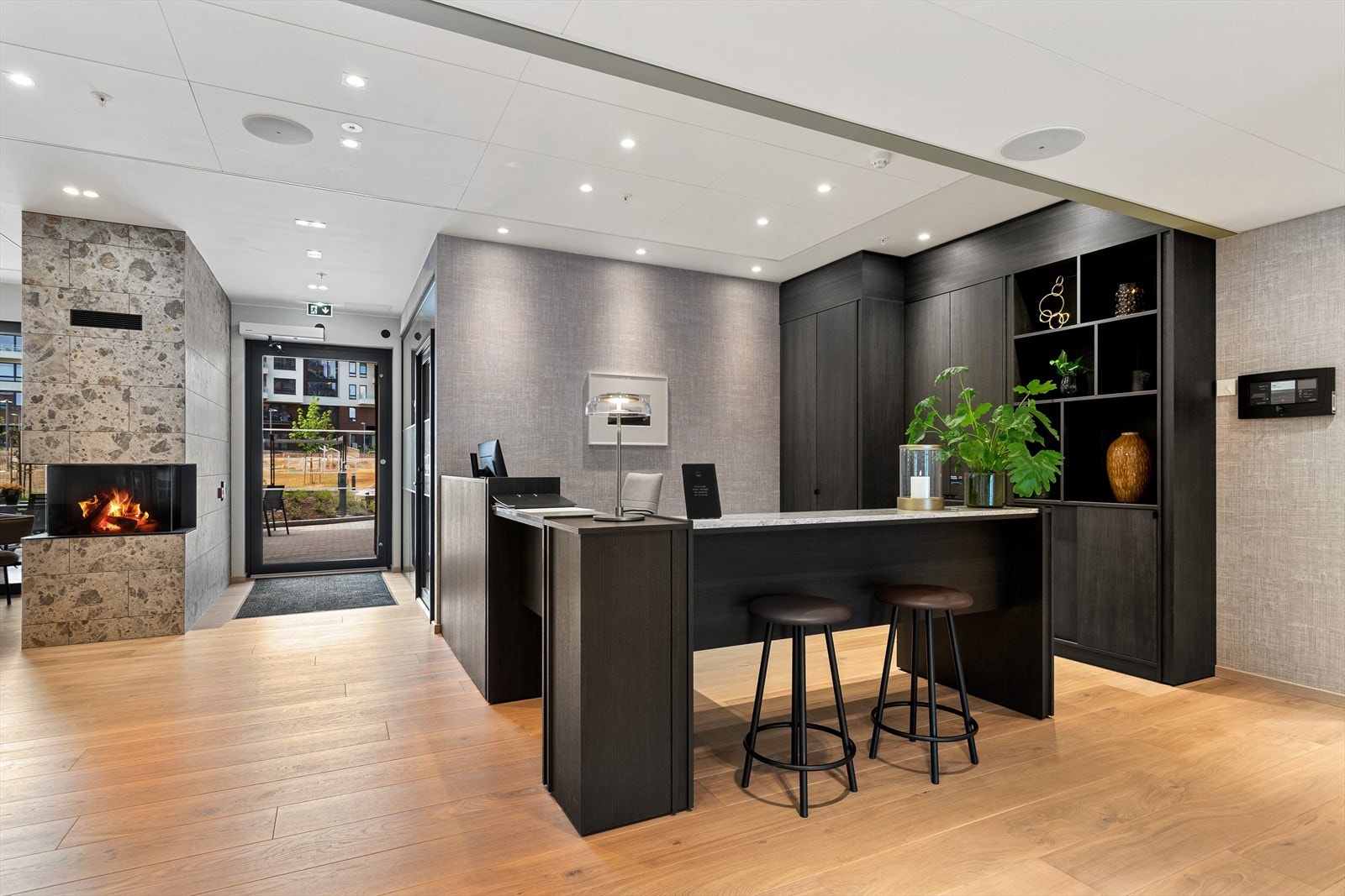 SELVAAG PLUSS - Resepsjon, kl. 06-24. Hva med a booke ett av de tre gjesterommene for kr. 700,-døgn. Galleribilde