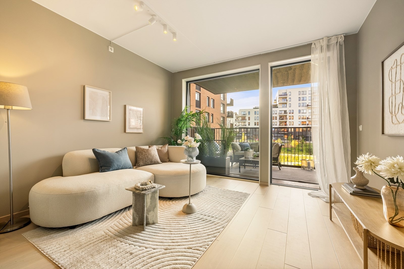 Gjennomgående 1-stavs eikeparkett på gulv og nøytrale vegger som gjør det enkelt å sette sitt eget preg på boligen. Galleribilde