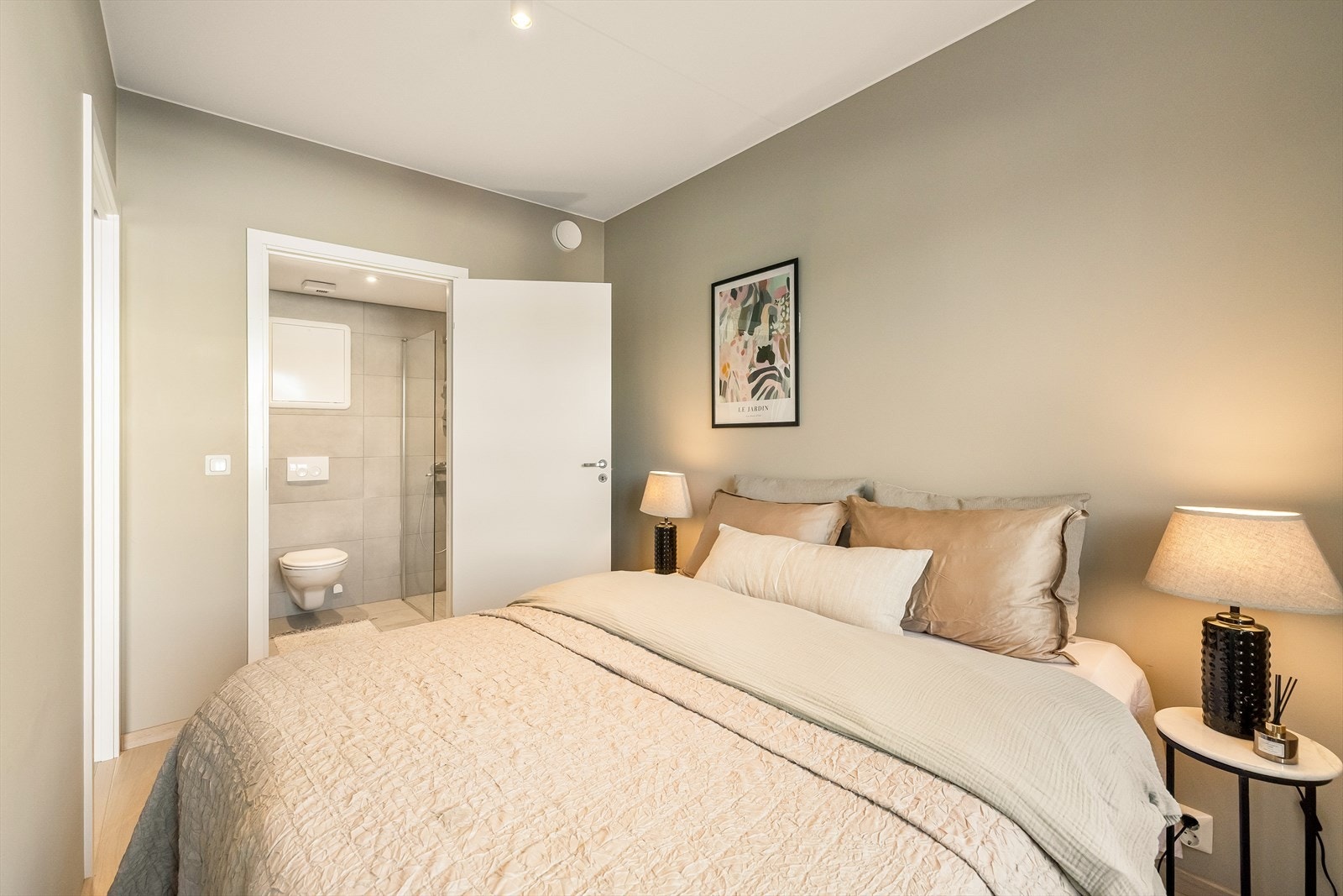 Via soverommet har en også adkomst til eget bad. Galleribilde