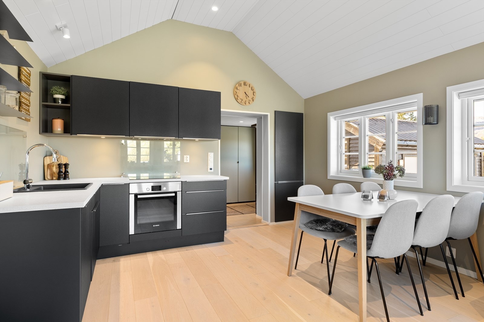 Det er lys laminert benkeplate med kjøkkenvask Galleribilde