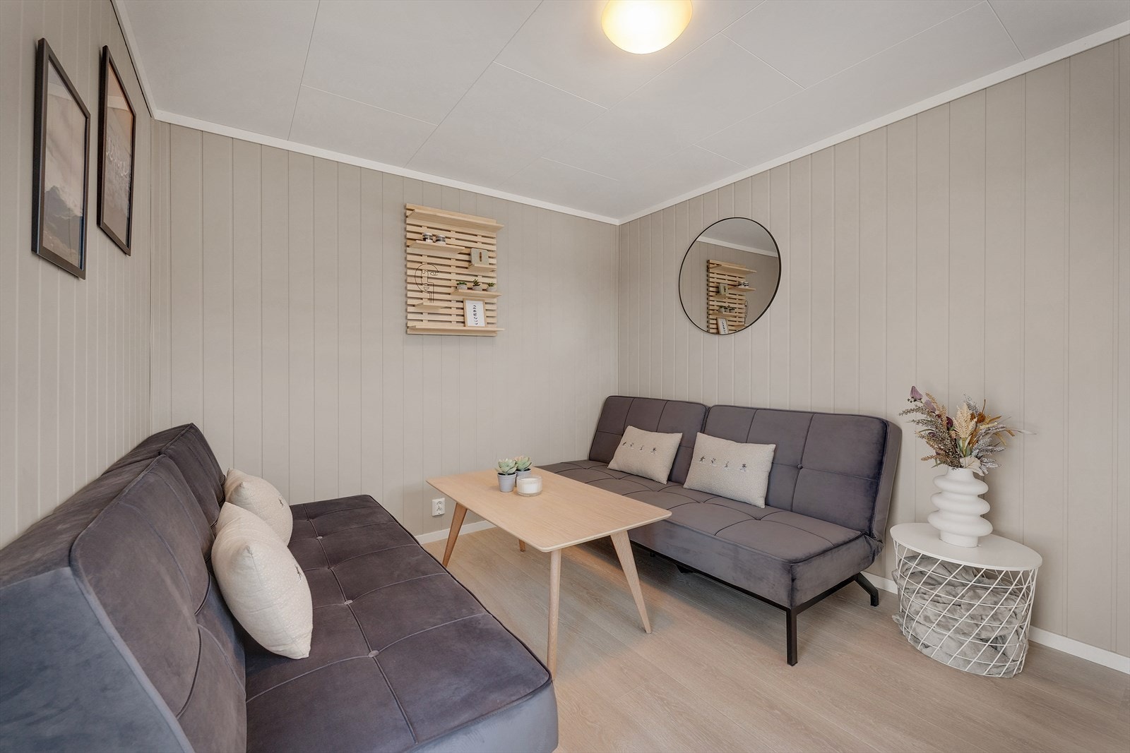 Stuen er av grei størrelse med plass til ønsket møblement Galleribilde