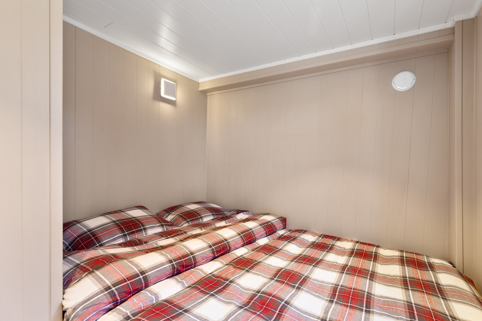 Soverom 1 er av grei størrelse med plass til dobbeltseng Galleribilde