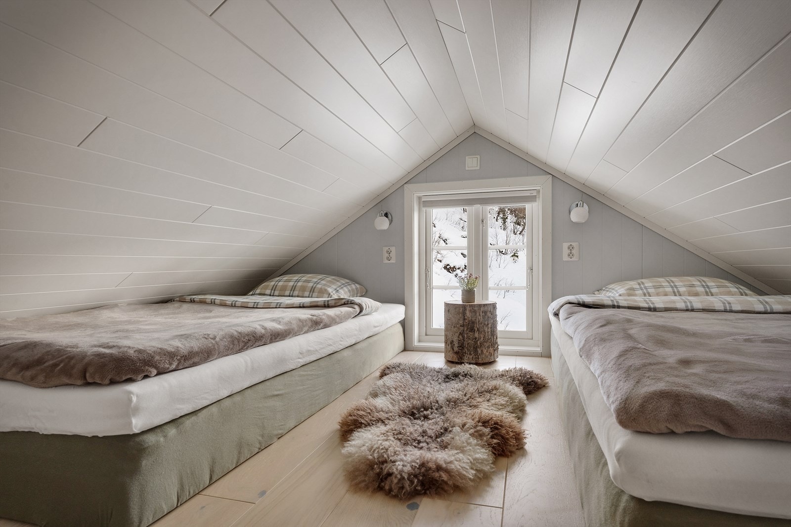 Her har en møbleringsmuligheter, samt det også er plass til oppbevaring her oppe Galleribilde