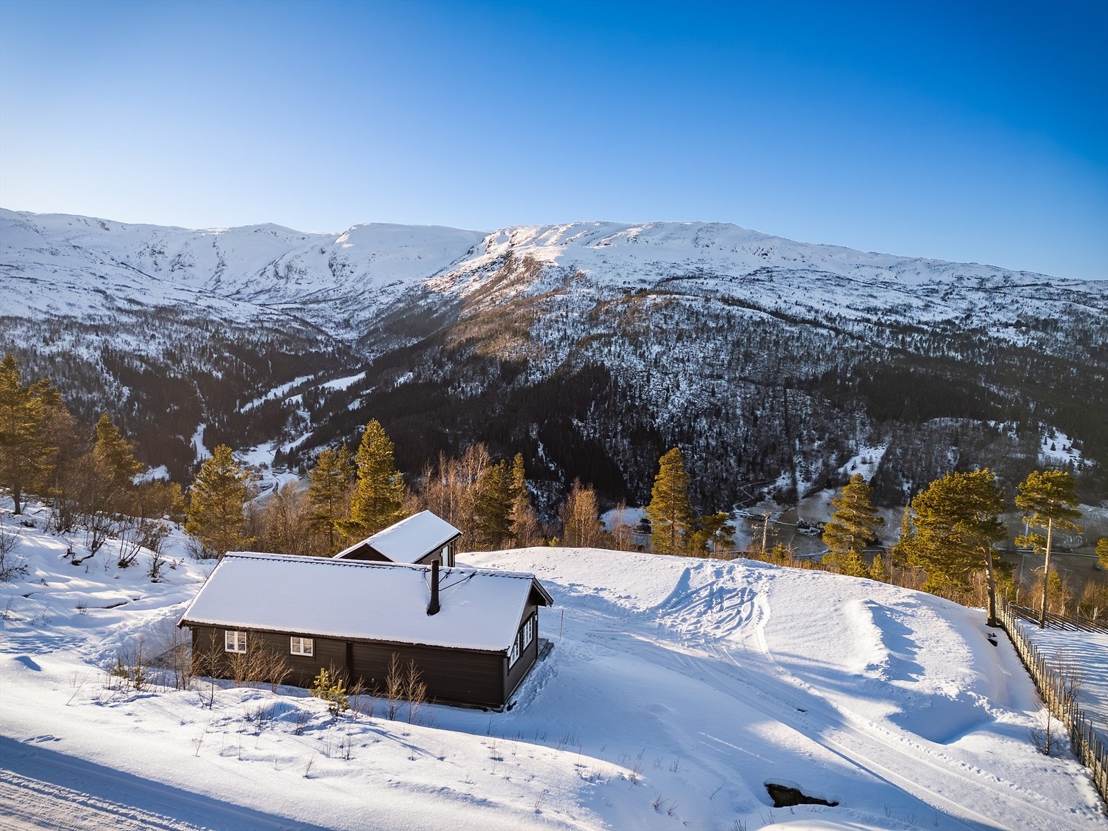 En hyggelig hytte og stor tomt, med mulighet for oppføring av ny hytte på over 100 m² Galleribilde