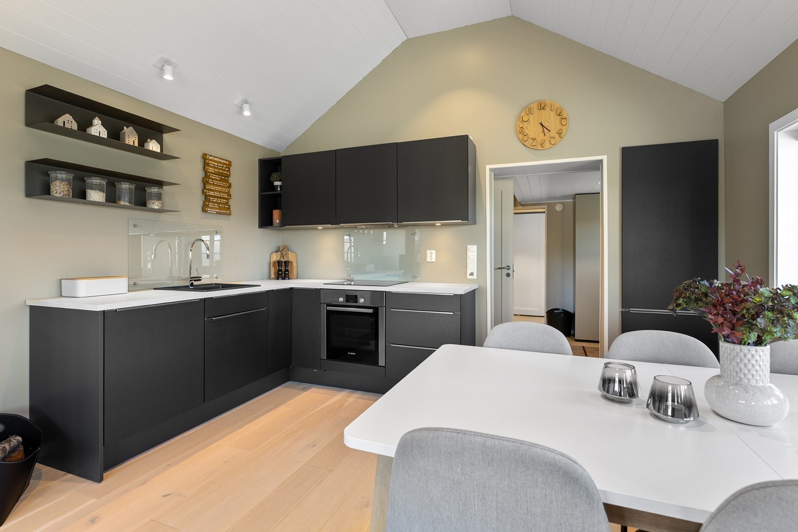 Moderne kjøkkeninnredning med mørke glatte fronter Galleribilde