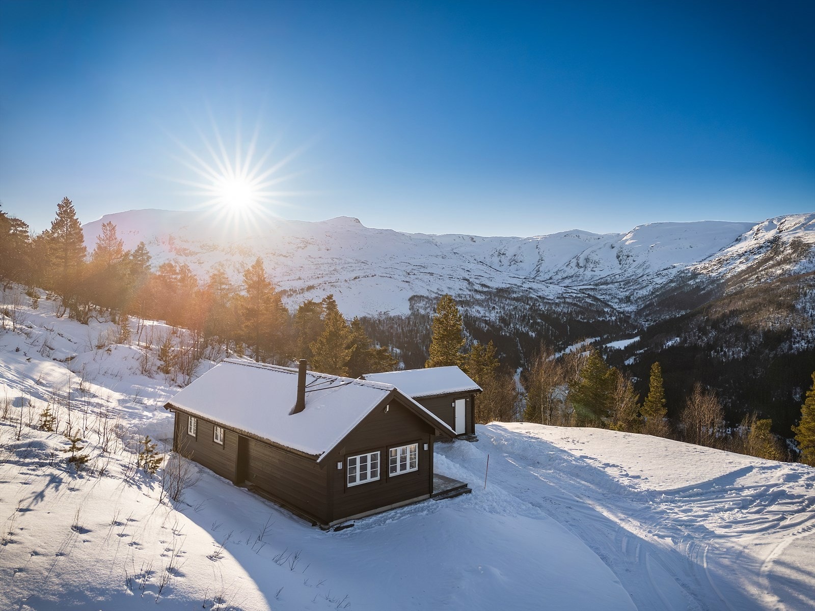 Lengre turer for de voksne er det flere av - dette gjelde uansett om en vil gå tur en times tid eller en dagstur. Her kan turen til Veskre, forbi Hanslavatnet og videre til Tinden Galleribilde