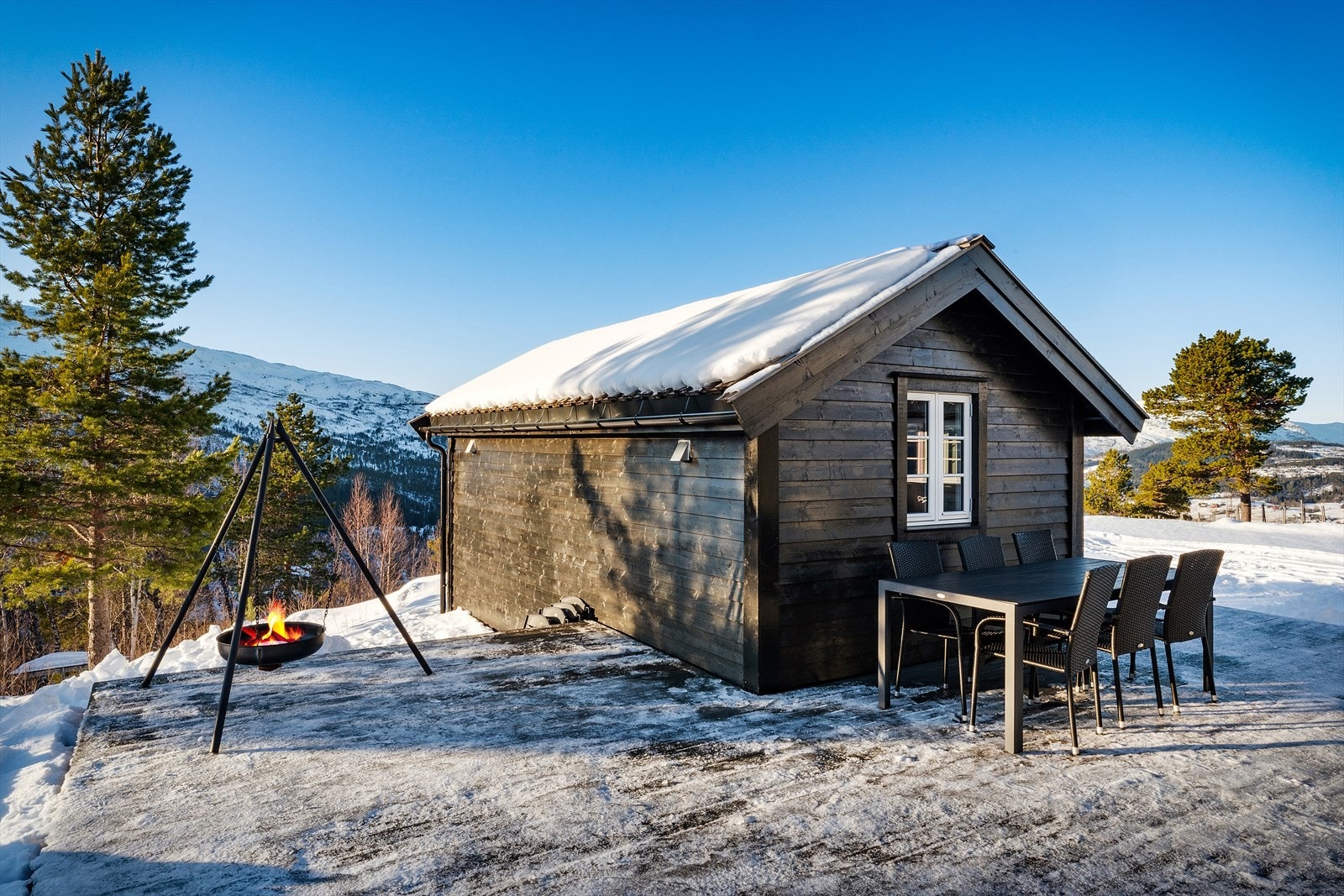 Flott terrasseplatting hvor en kan samles rundt bålpannen Galleribilde
