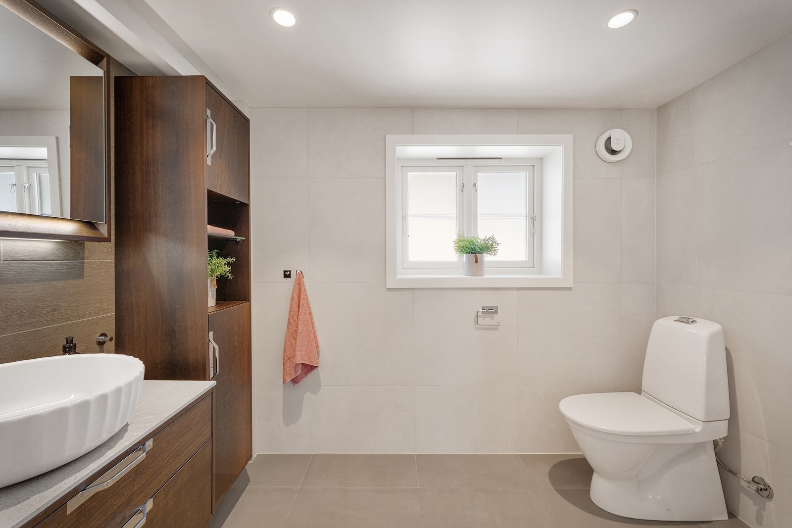 Helfliset baderom med termostyrte varmekabler i gulvet Galleribilde