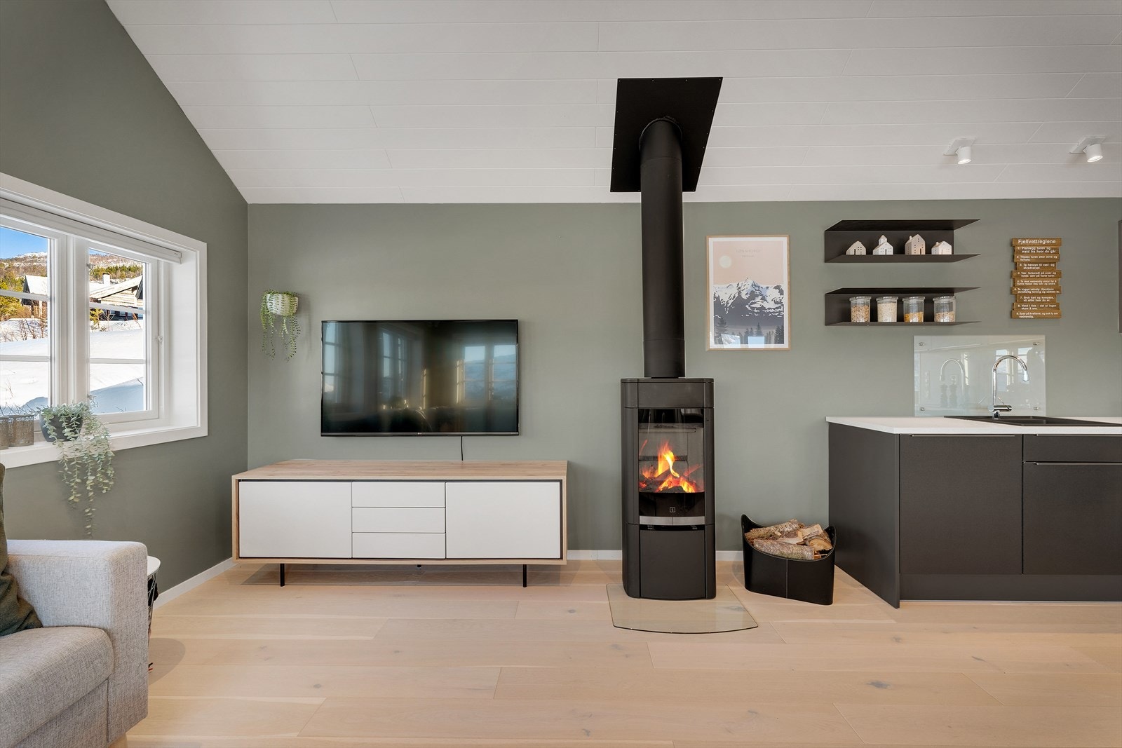 Vakkert ildsted som varmer effektivt og godt opp Galleribilde