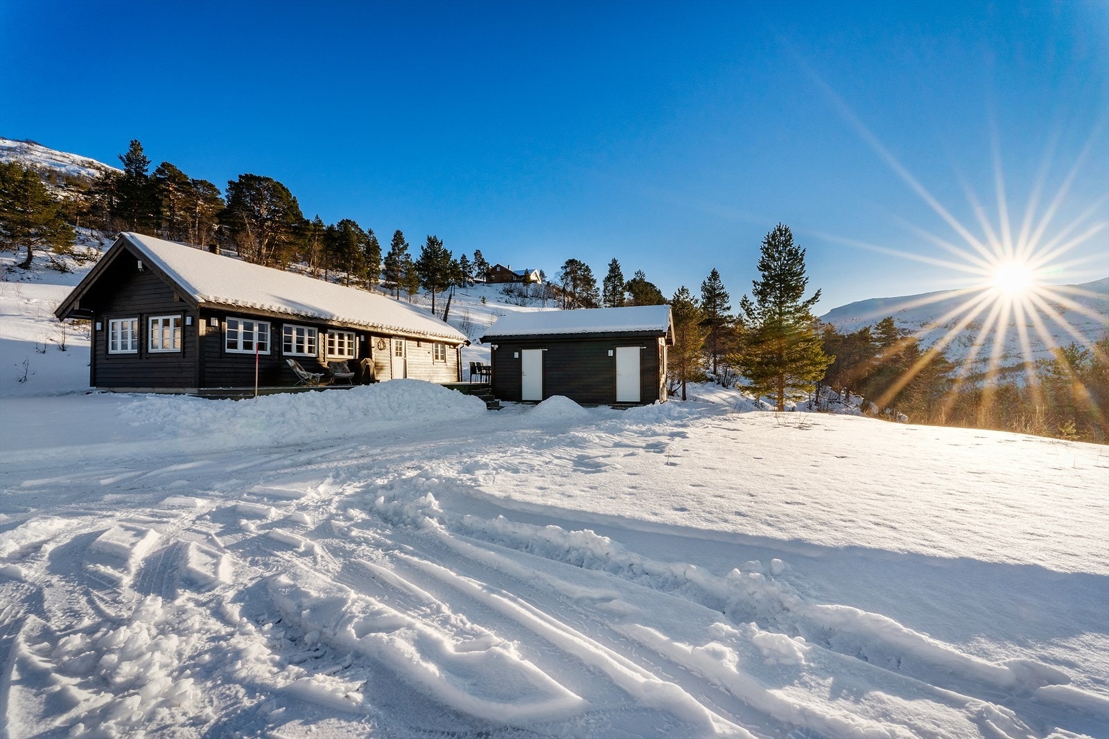 Ved hytten kan du nyte vinterdagene Galleribilde