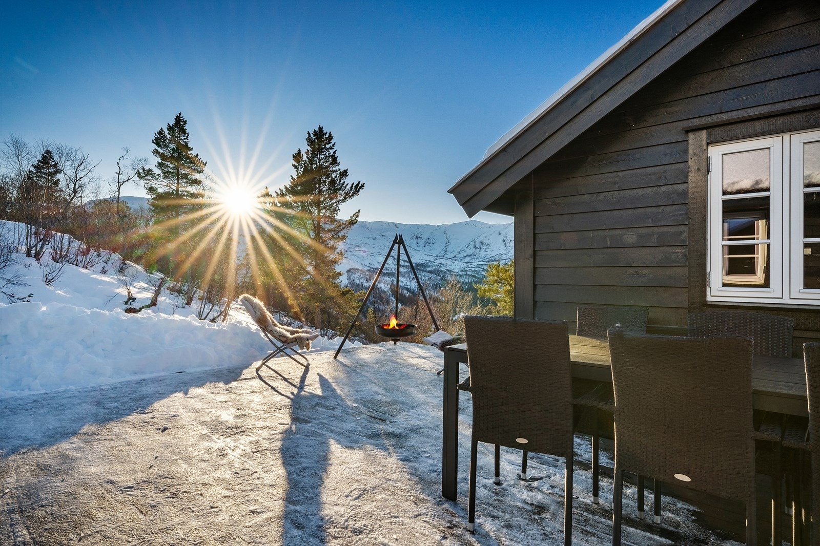 Hytten er opparbeidet med flere hyggelige sitteplasser Galleribilde