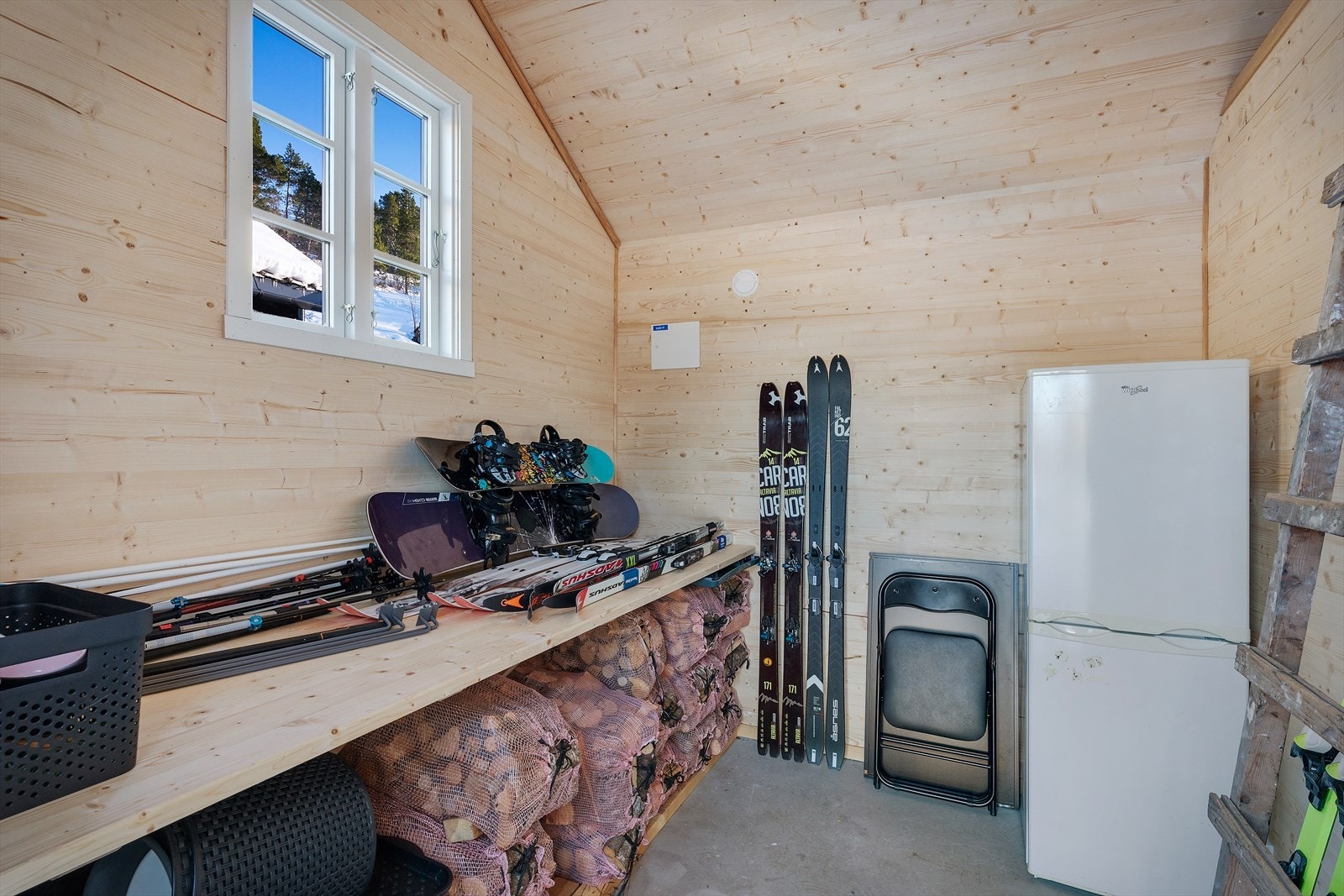 Samt det er en stor velutnyttet bod med innlagt strøm og mye oppbevaringsplass Galleribilde