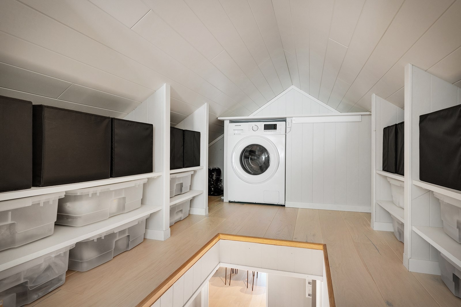 Praktisk hems med gulvareal på cirka 19 m² og opplegg for vaskemaskin Galleribilde