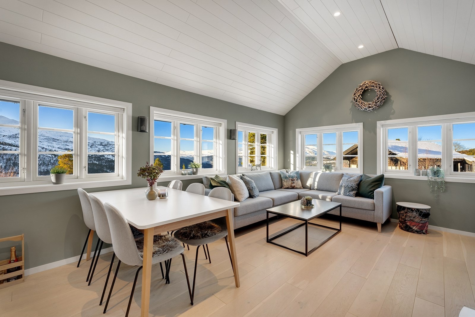 Her har en plass til både sofa og spisegruppe Galleribilde