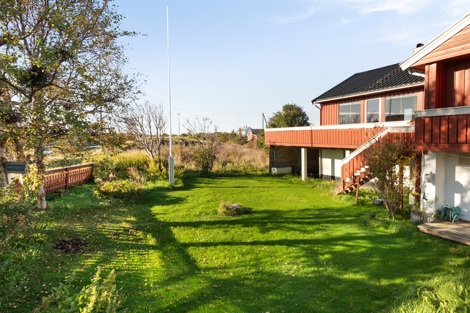 Eiendommen har en pent opparbeidet hage mot sørøst. Galleribilde