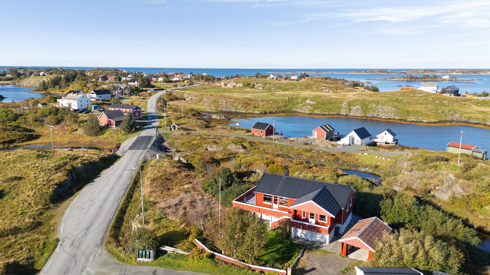 Dronefoto tatt øst for eiendommen, i retning vest. Galleribilde