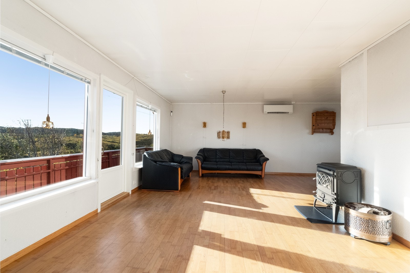 Romslig stue med utgang til veranda. Galleribilde