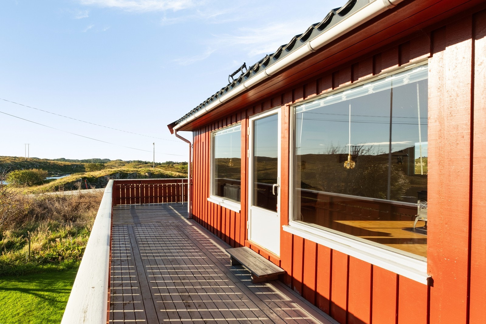 Man kommer først ut på verandaen mot øst. Galleribilde