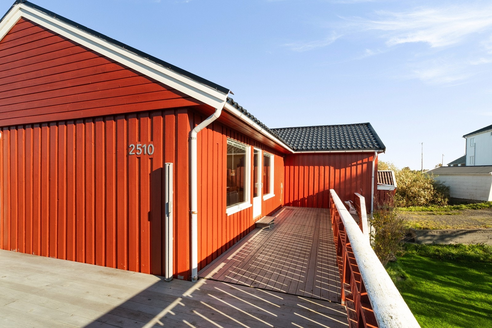 Tilsammen strekker verandaen seg mot både øst og sør, så her kan man nyte sommersolen fra tidlig morgen til sen ettermiddag. Galleribilde