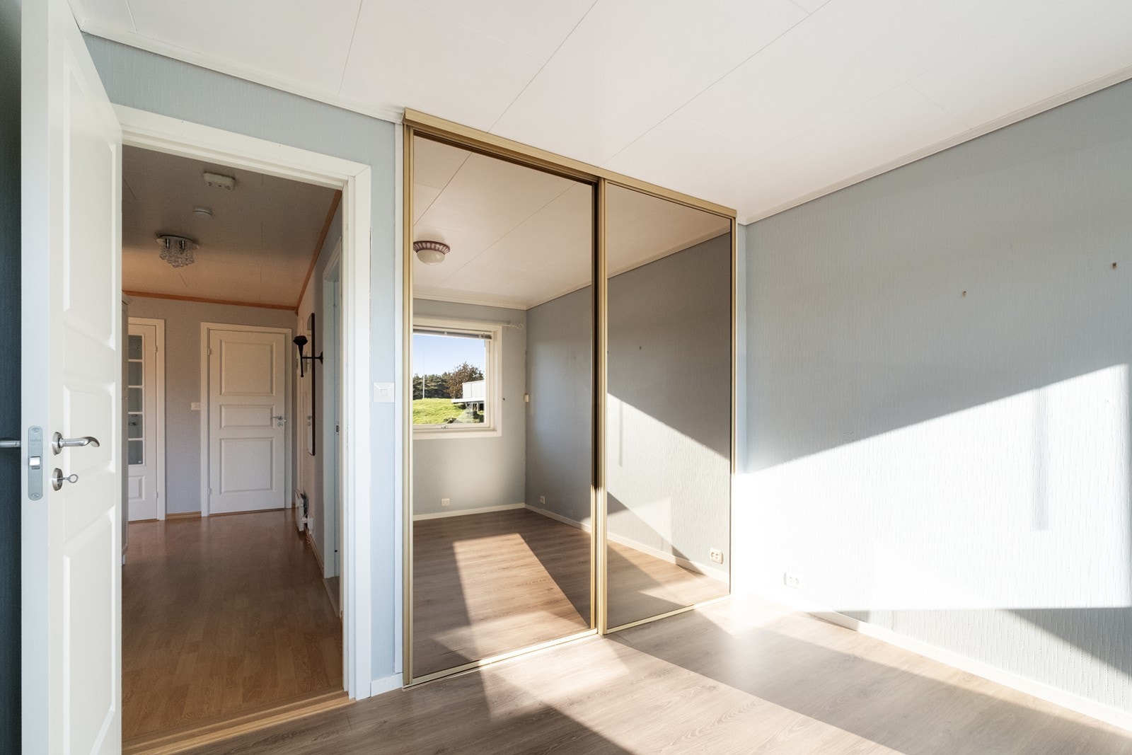 På hovedsoverommet er det montert skyvedørsgarderobe med speilfronter. Galleribilde