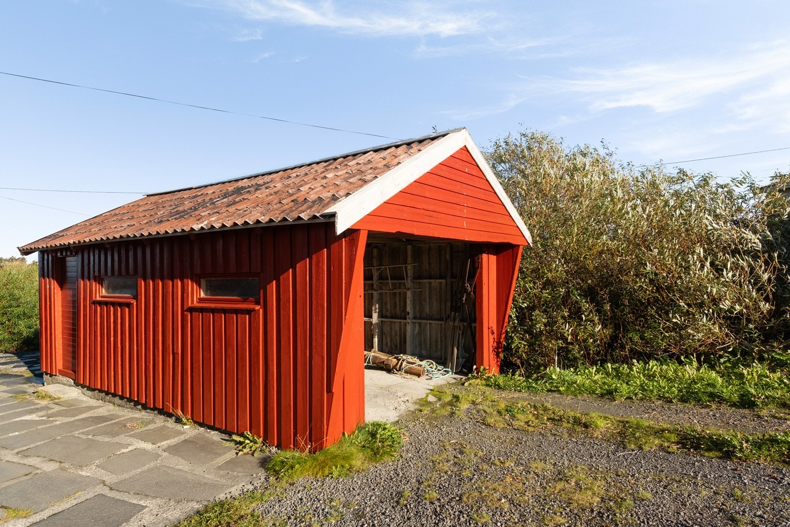 Parkering i egen garasje oppført på eiendommen. Galleribilde