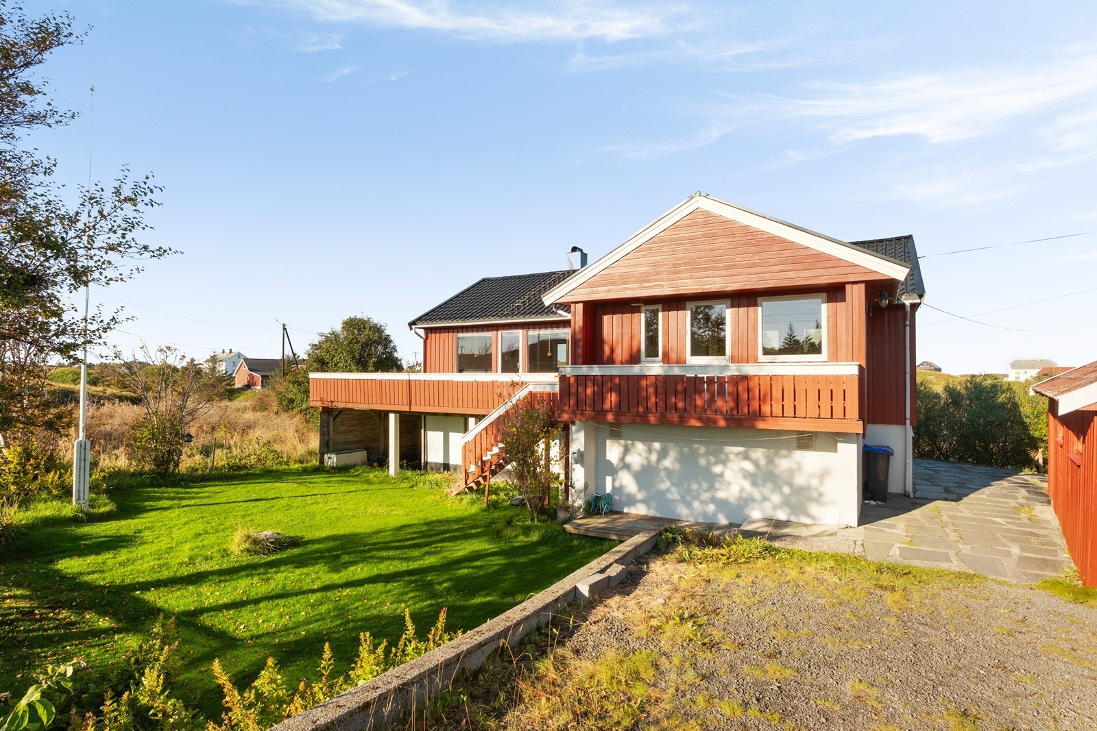 Fasade sørøst, hage og innkjørsel. Galleribilde