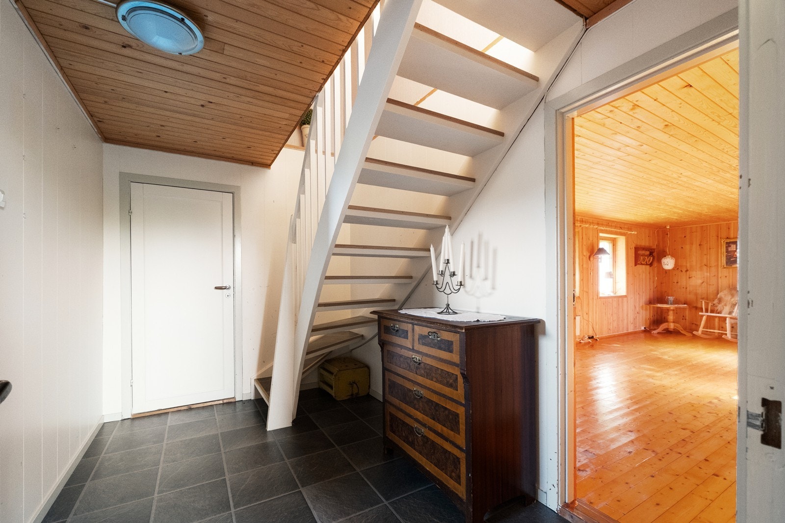 Gang/ trapperom i kjeller/ sokkel med trapp til hovedetasjen. Galleribilde