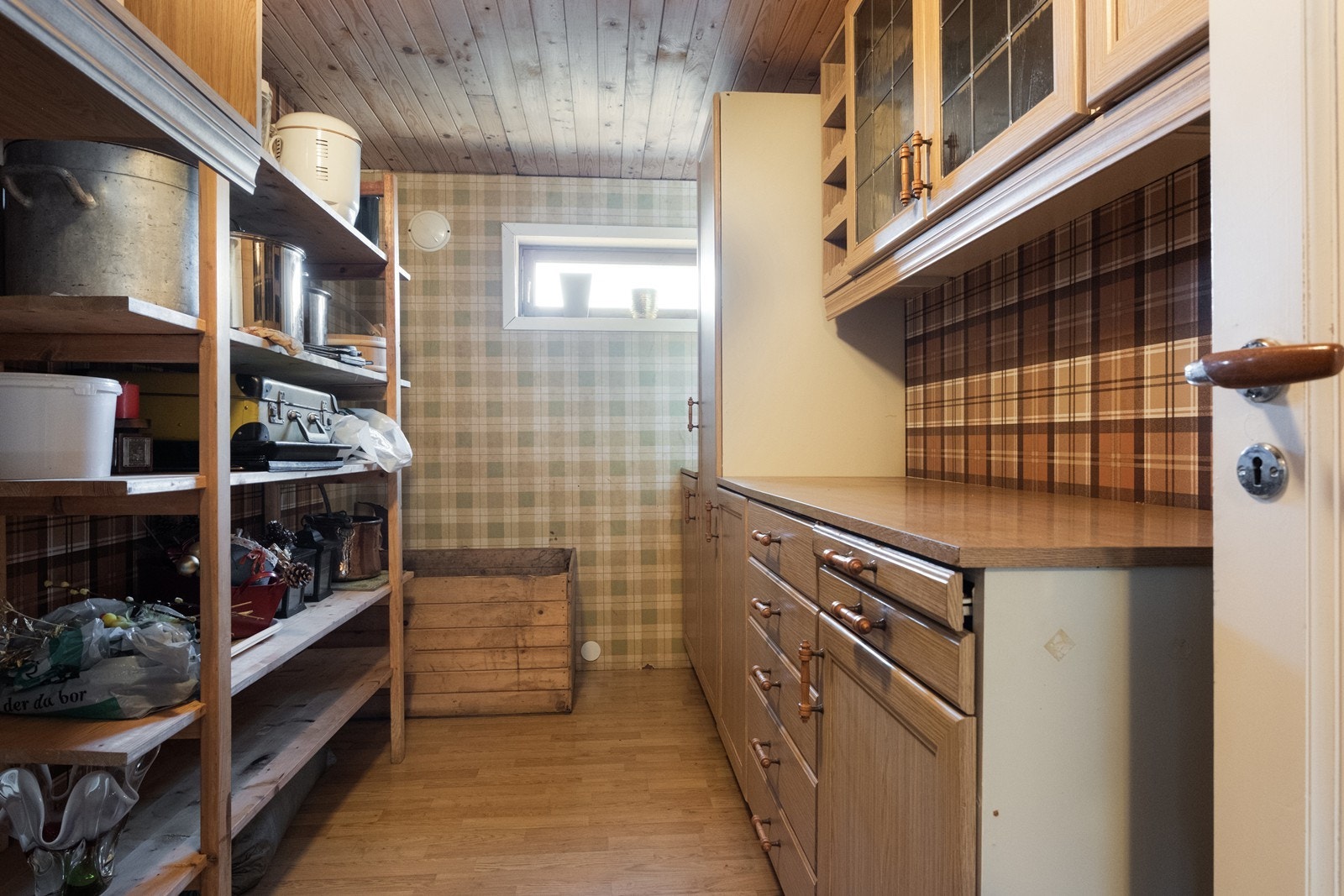 Boden er innredet med mye skap- og hylleplass for god og oversiktlig lagring. Galleribilde