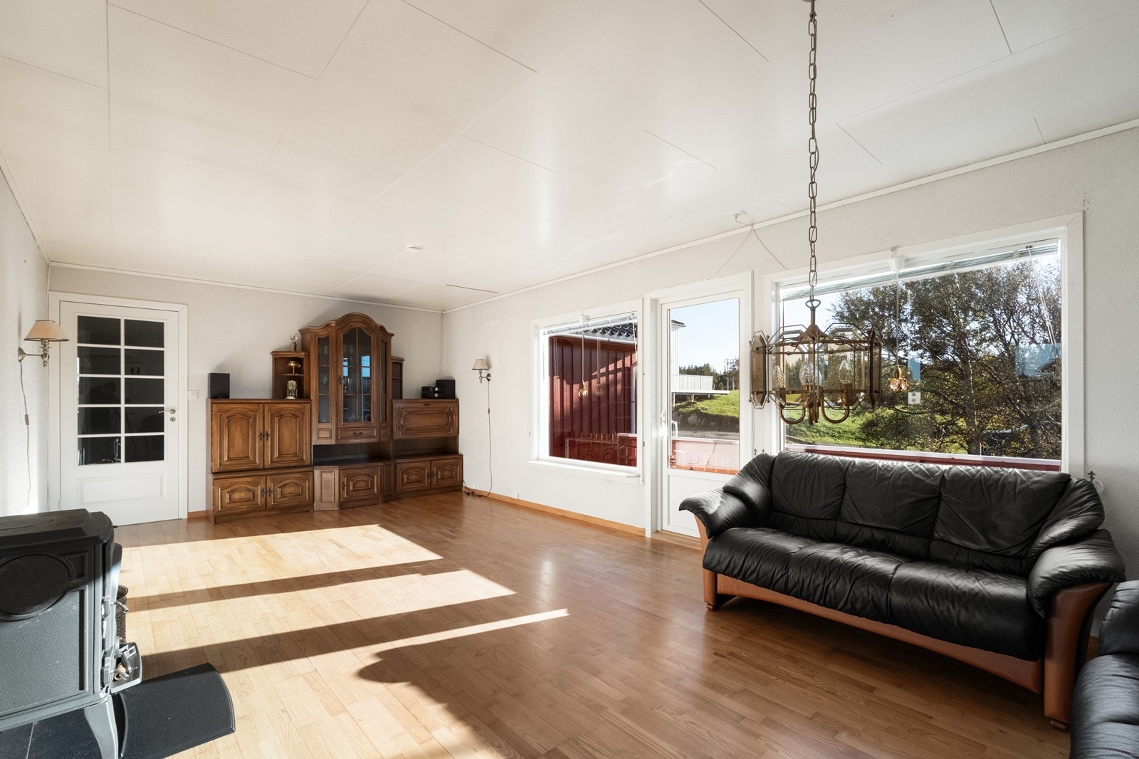 Stuen er stor og man har god plass til flere møbleringer. Vedovn montert for peiskos og kalde vinterkvelder. Galleribilde