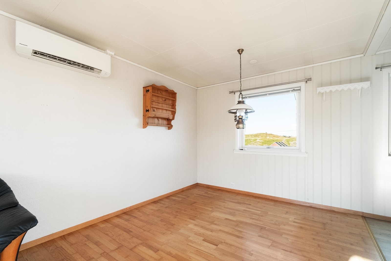 Mellom stuen og kjøkken er det god plass til spisestue. Varmepumpe er montert for god spredning. Galleribilde