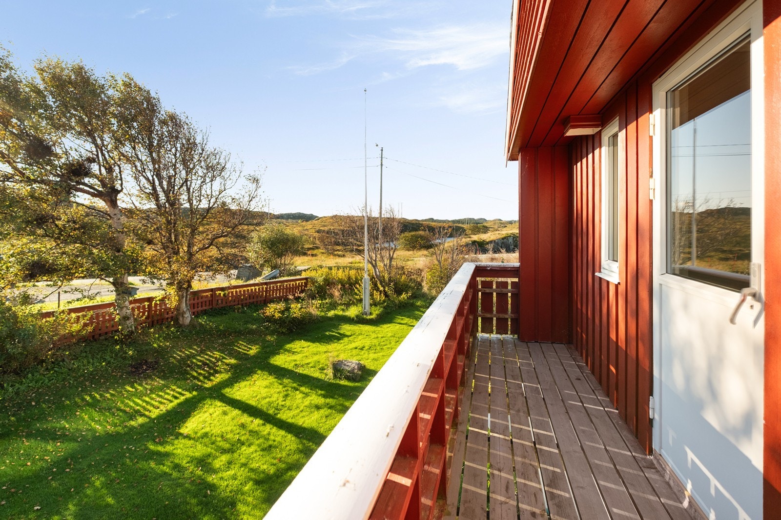 I tillegg til verandaen har man tilgang til en østvendt balkong fra hovedsoverommet. Galleribilde